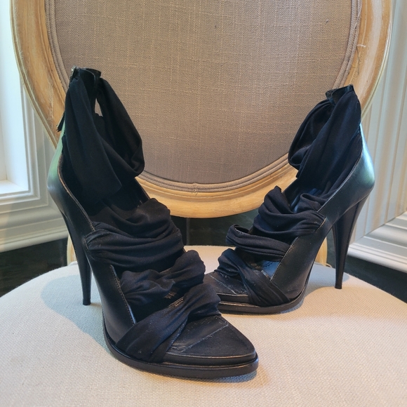 GIVENCHY heels in black leather with fabric bandage-style wrap and zippers - Picture 3 of 11